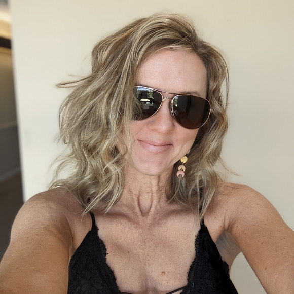 Meet your Posher, Alicia - Picture 1 of 2